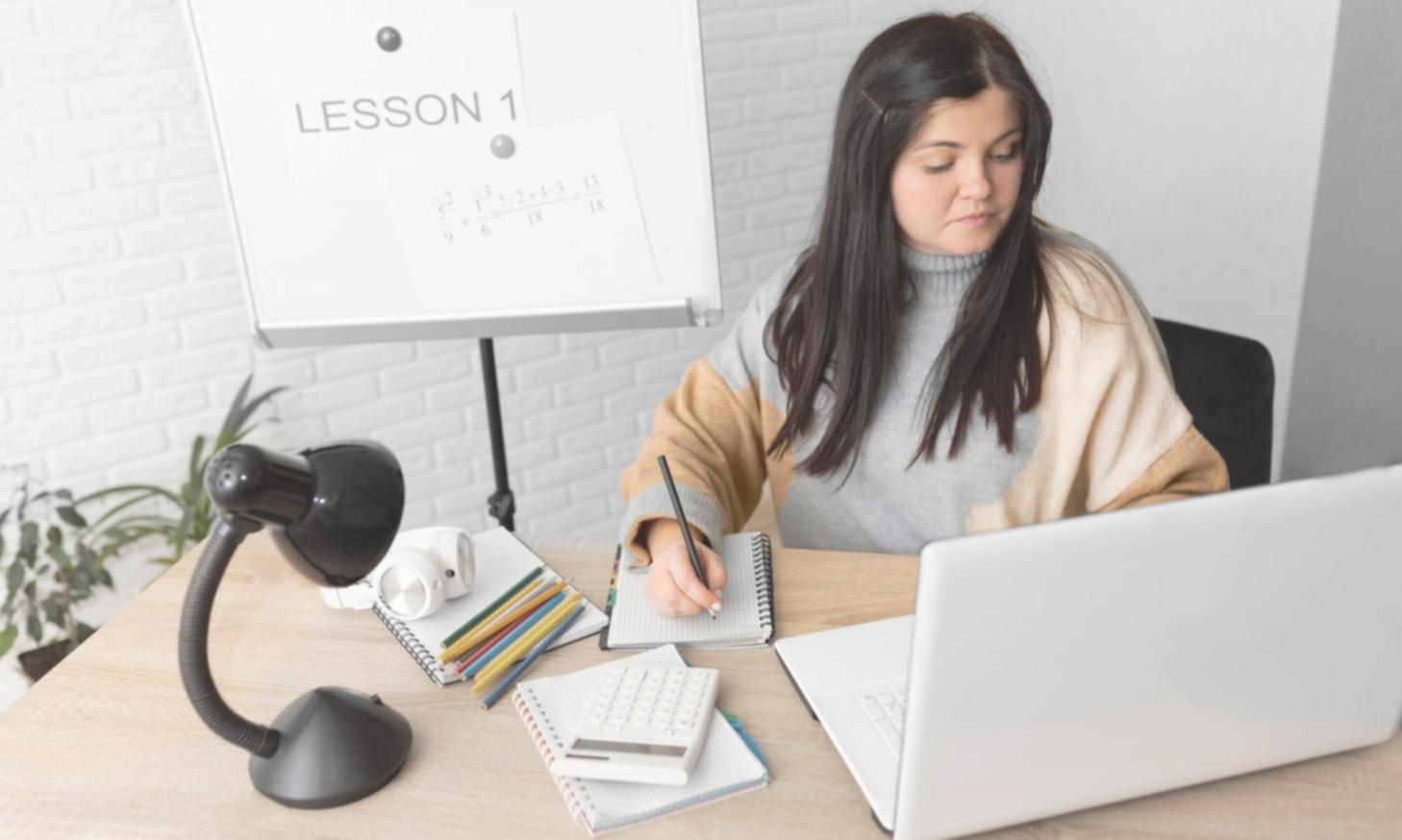 Empresarios colaborando en sesión de trabajo estratégico