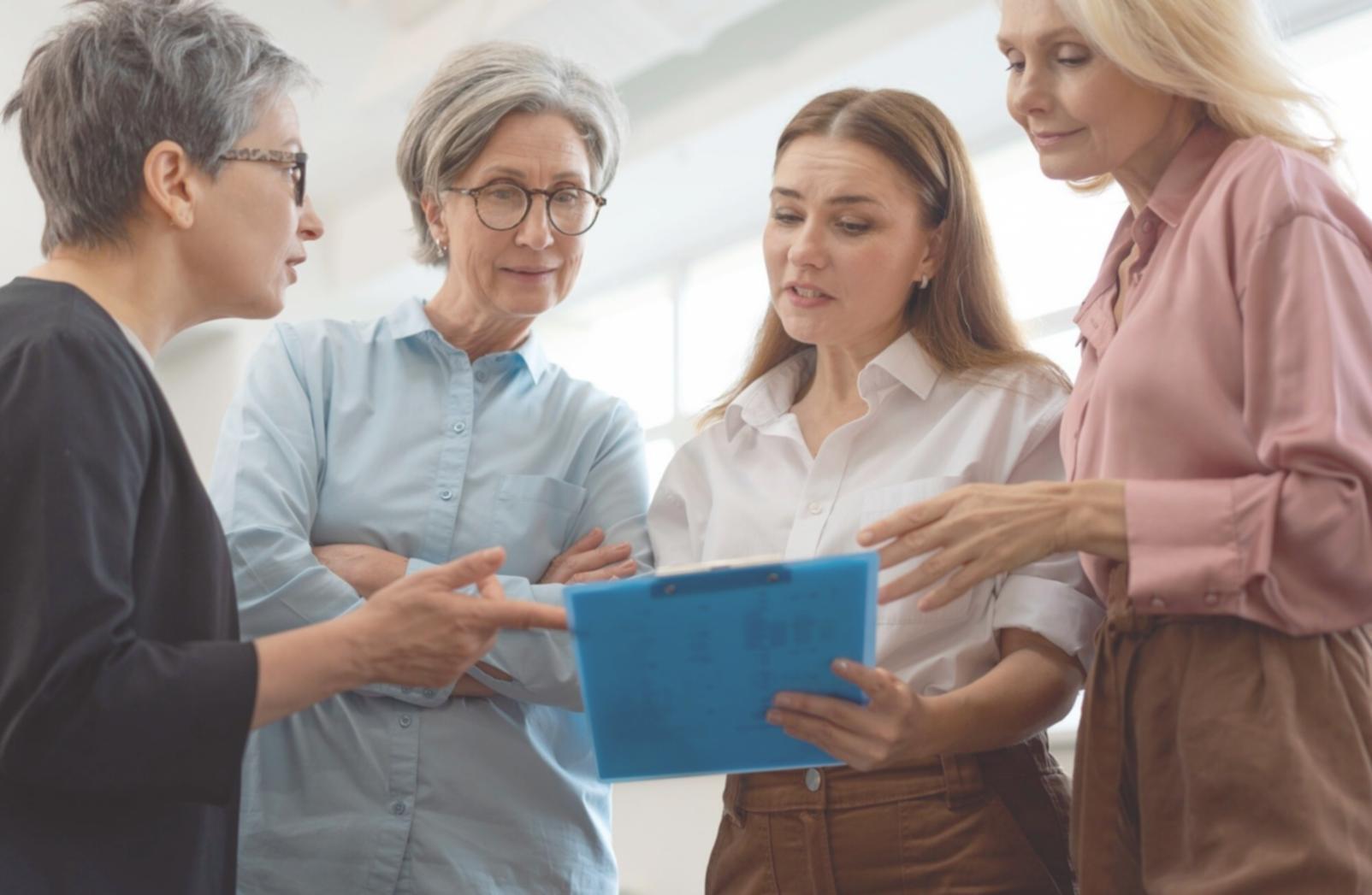 Profesionales en sesión de formación financiera corporativa