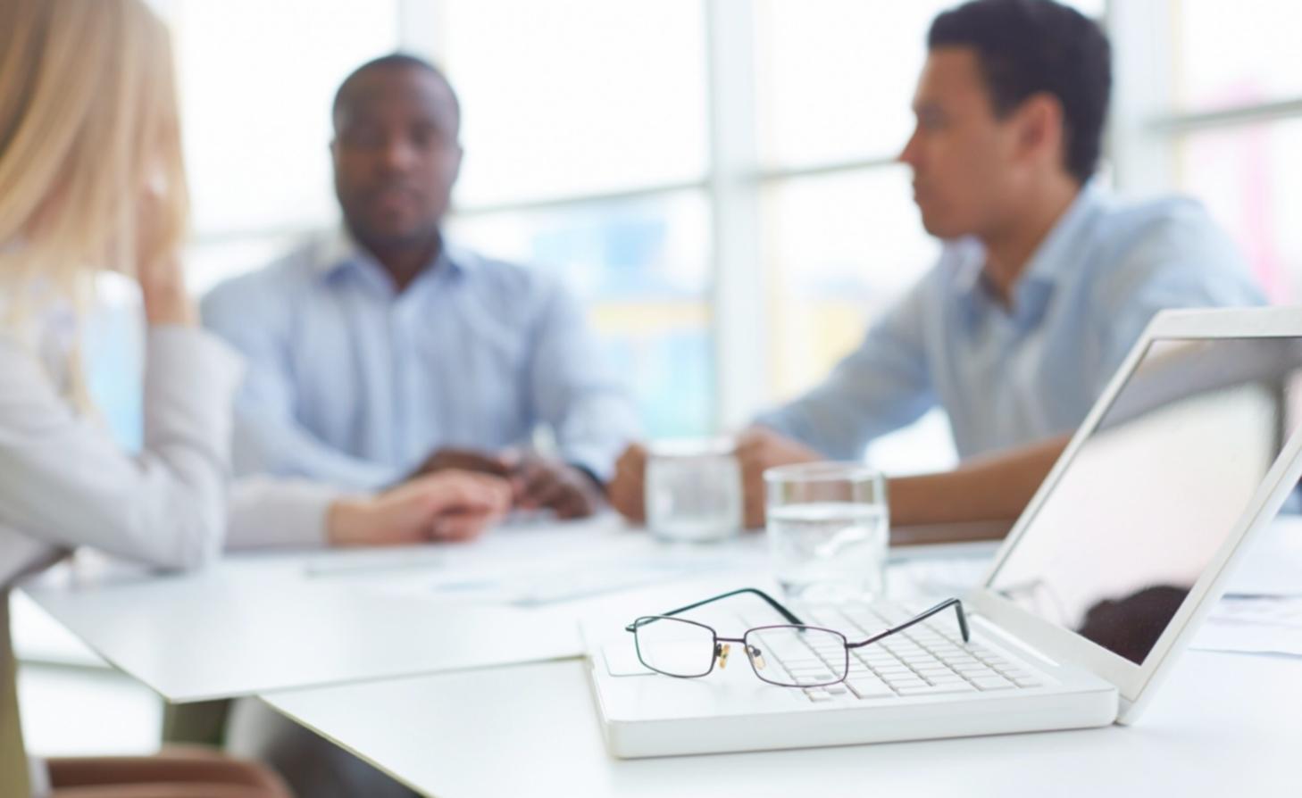 Profesionales analizando estrategias financieras colaborativas